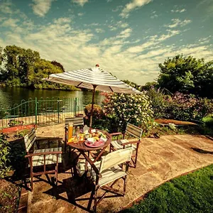 cozy-double-bedroom-in-stunning-bungalow-on-river.brighton-hotels-england.com/